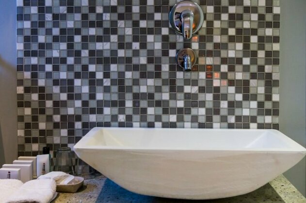 The One 8 Hotel - Photo5