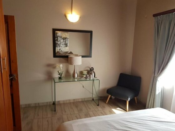 Denzil's Place - Photo3