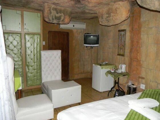 African Cave Lodge - Photo3