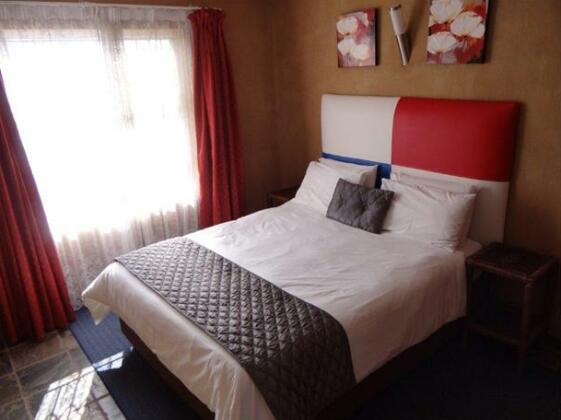 Lisa's Self-catering Guesthouse - Photo3