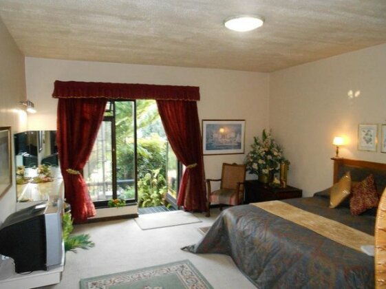 Whispering Pines George - Photo4