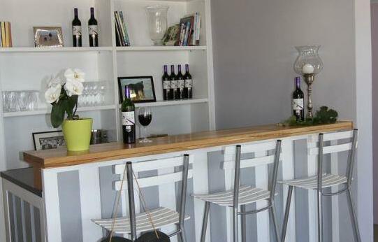 Paul Wallace Wines & Cottages - Photo3