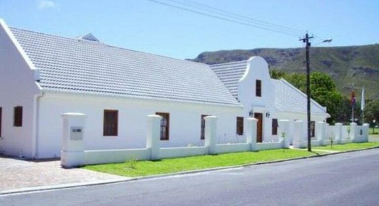 Hermanus Dorpshuys Guesthouse - Photo2