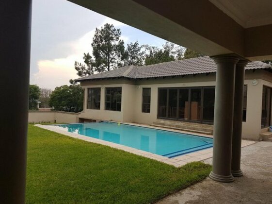 Bryanston Drive Elegant house - Photo4