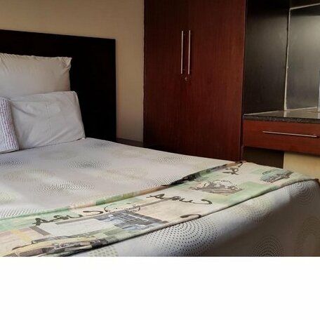 Gfk Guest House - Near Eastgate Mall - Photo2