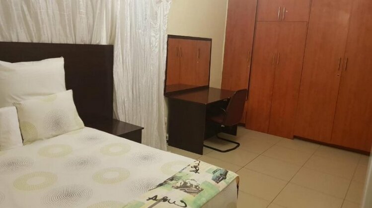 Gfk Guest House - Near Eastgate Mall - Photo4