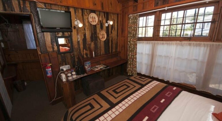 Inyathi Self-Catering Apartments - Photo2