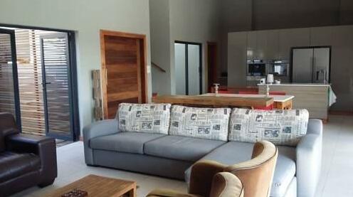 8 Lauren Lane - Photo2