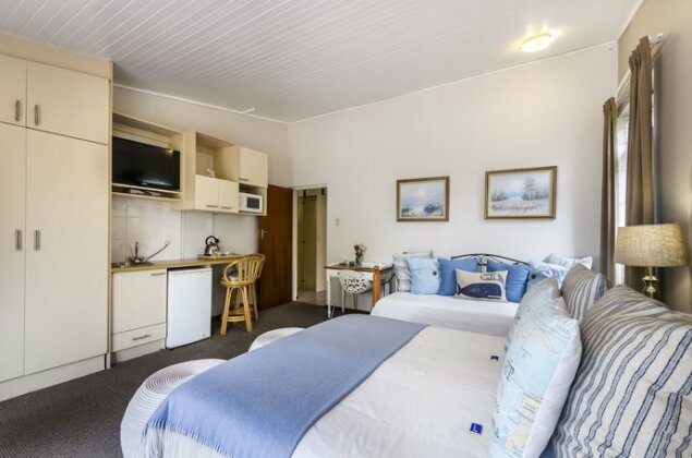 Admiral's Lodge Guest House - Photo4