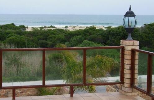 Bluewater Beachfront Guest House - Photo2