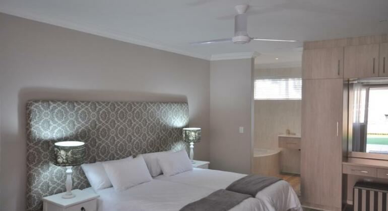 Retreat on Main - Photo5