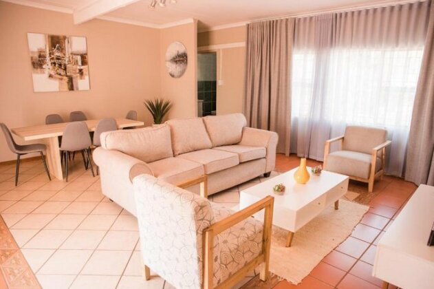 Cosy Menlyn Maine Appartment with Beautiful Balcony View - Photo2