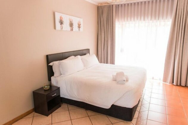 Cosy Menlyn Maine Appartment with Beautiful Balcony View - Photo5