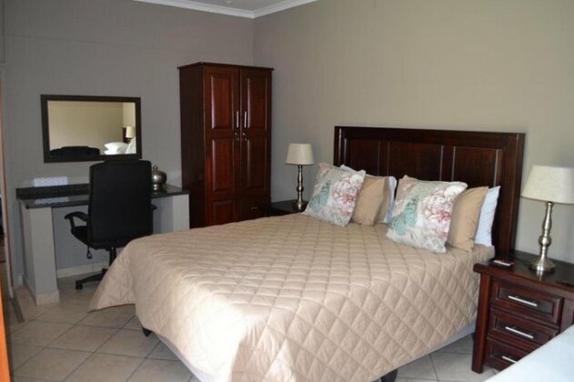 Safari Gardens Guesthouse - Photo2