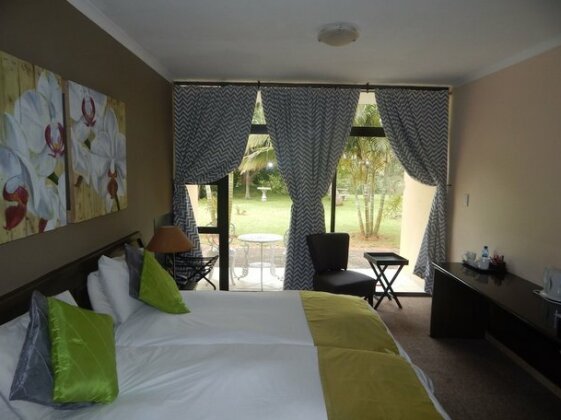 Elephant Lake Hotel - Photo5