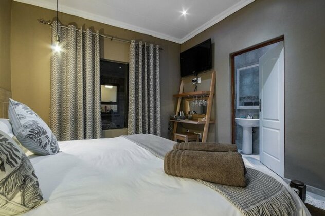 St Lucia Livingston Lodge - Photo4