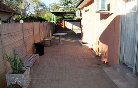 Airport Bed and Breakfast - Photo2