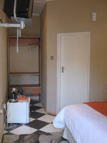 Nzipile Executive Guest House - Photo5