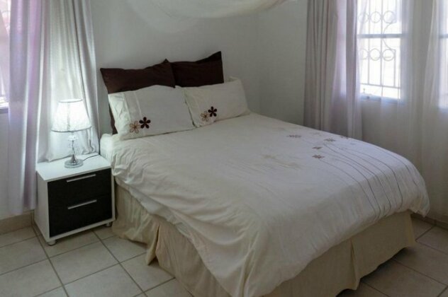 Spacious & charming 3 bedroom apartment with lush private garden - Photo2