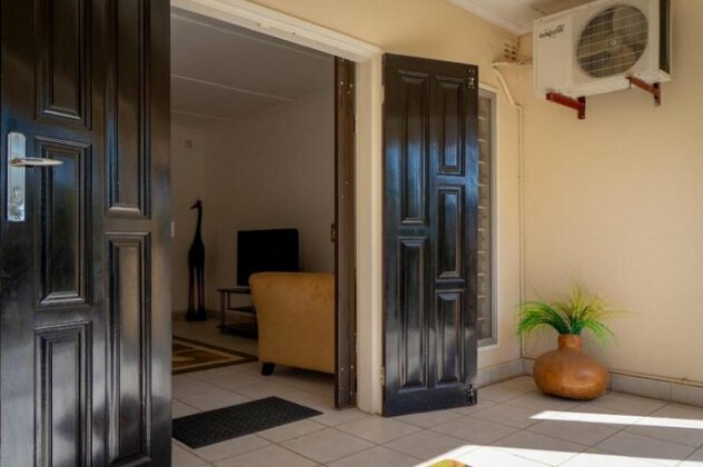 Spacious & charming 3 bedroom apartment with lush private garden - Photo4
