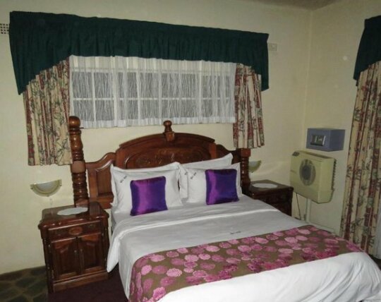Parrot Lodge - Photo5