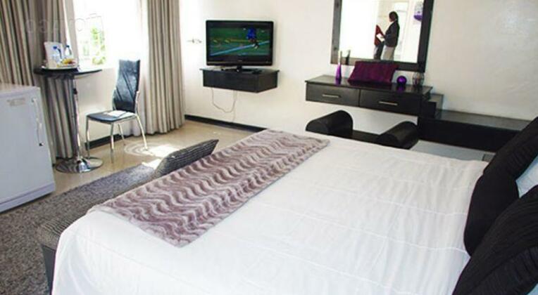 Regency Hotel Fairmile - Photo3